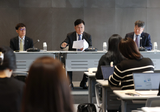정만기 한국무역협회 부회장(가운데)이 28일 오전 서울 삼성동 한국무역협회에서 열린 '무역현안 관련 제2차 언론 간담회'에서 브리핑을 하고 있다. 연합뉴스